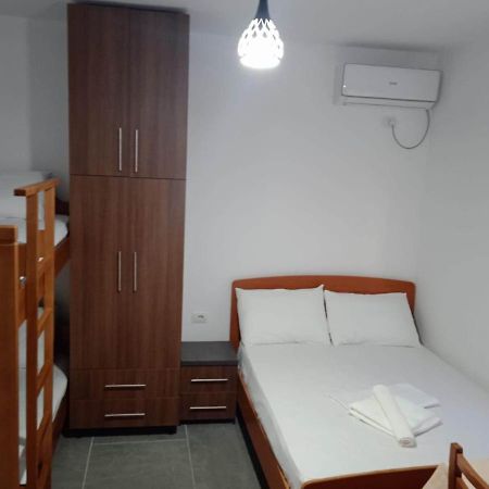 Villa Besnik, Rooms For Rent Vlorë Buitenkant foto