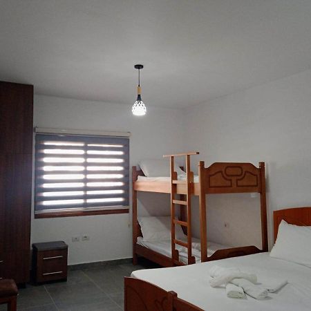 Villa Besnik, Rooms For Rent Vlorë Buitenkant foto