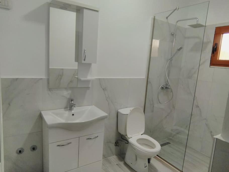 Villa Besnik, Rooms For Rent Vlorë Buitenkant foto