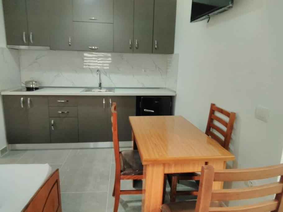 Villa Besnik, Rooms For Rent Vlorë Buitenkant foto