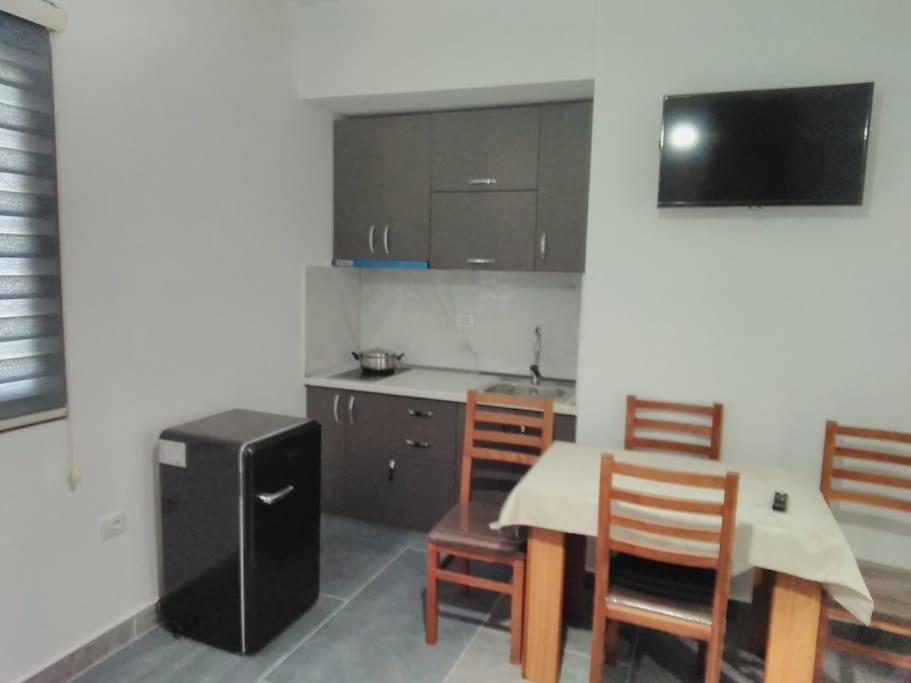 Villa Besnik, Rooms For Rent Vlorë Buitenkant foto