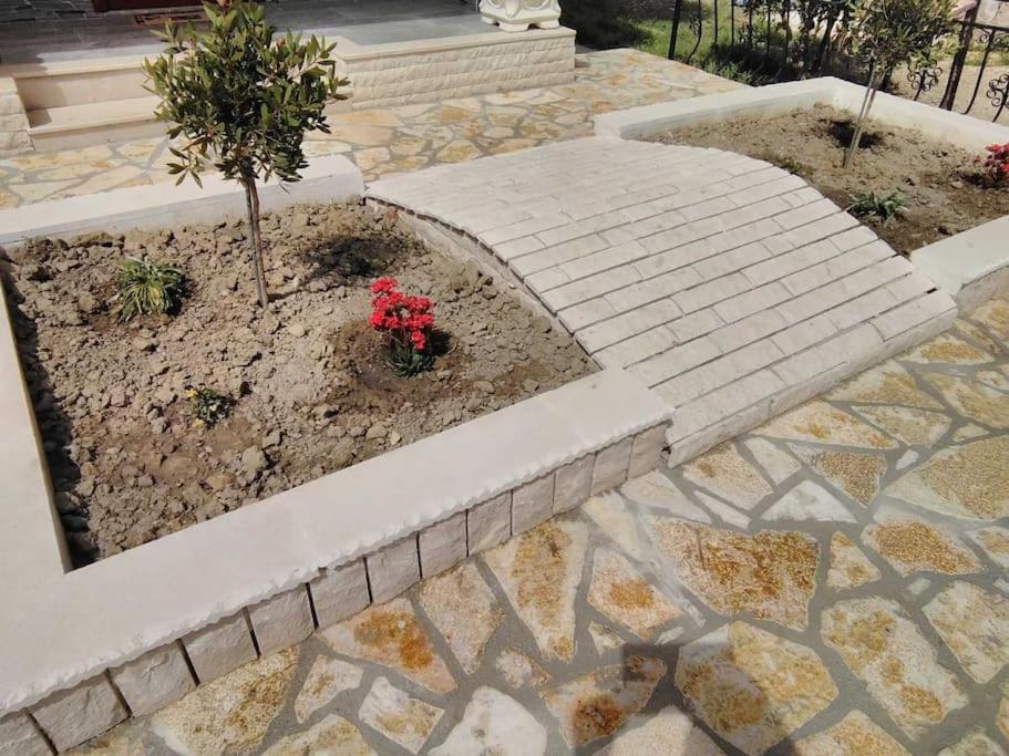Villa Besnik, Rooms For Rent Vlorë Buitenkant foto