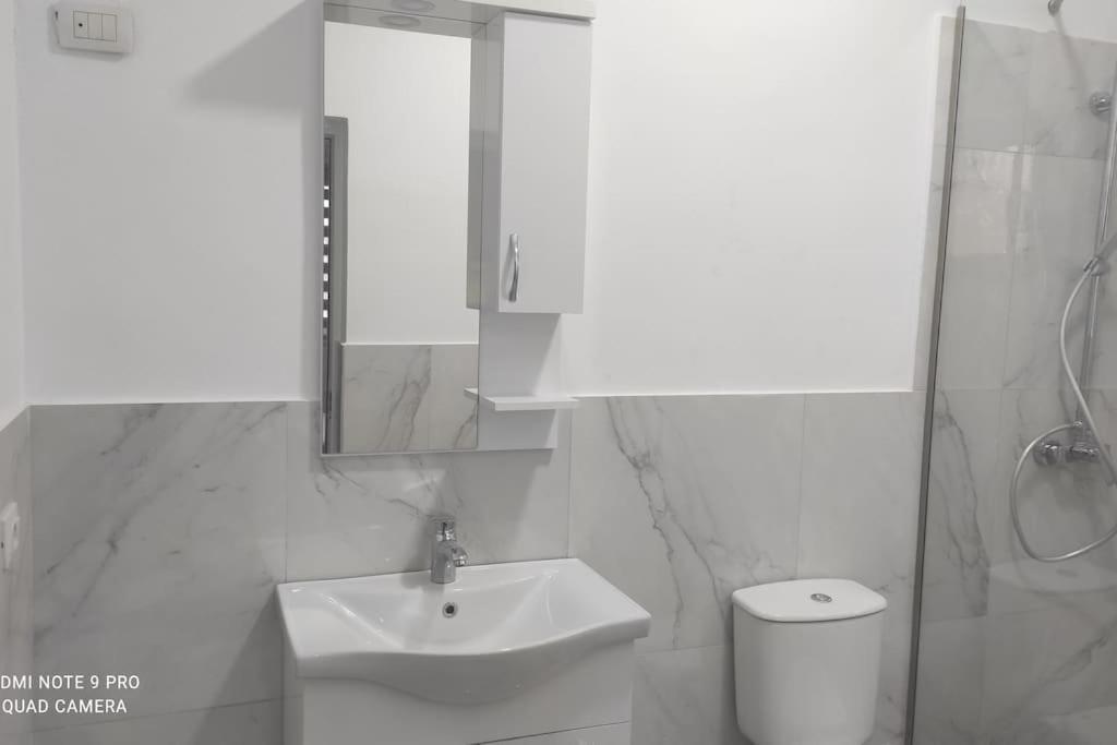 Villa Besnik, Rooms For Rent Vlorë Buitenkant foto