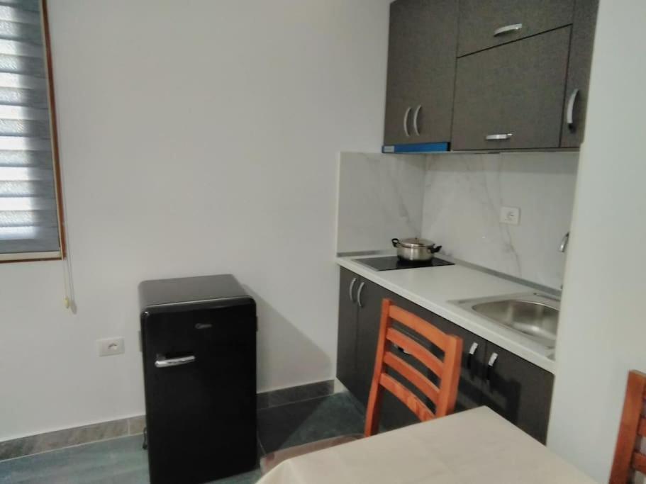 Villa Besnik, Rooms For Rent Vlorë Buitenkant foto