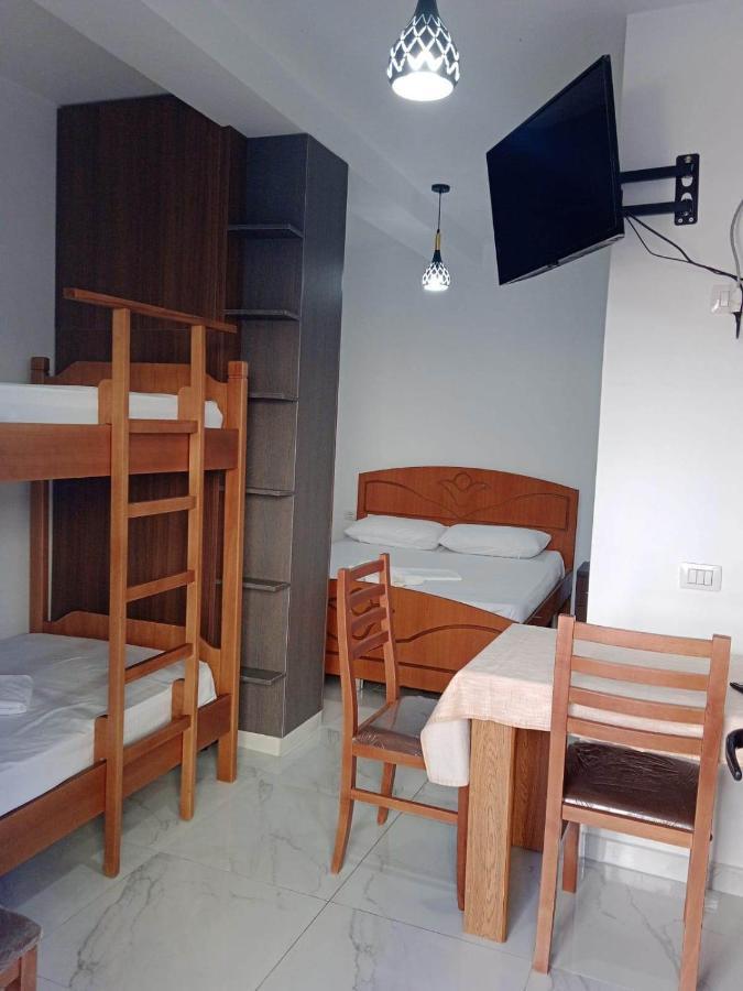 Villa Besnik, Rooms For Rent Vlorë Buitenkant foto