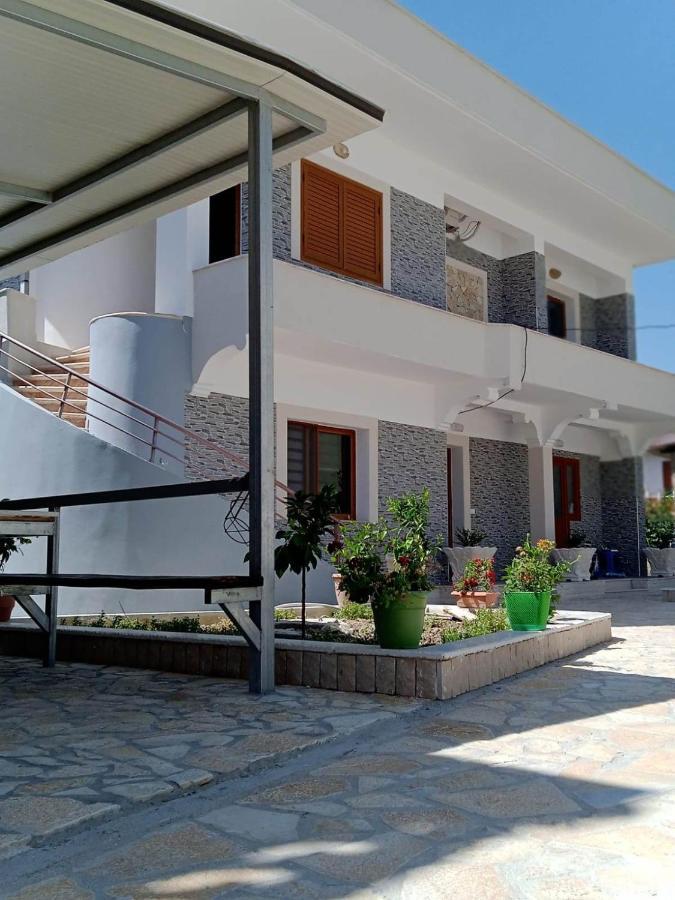 Villa Besnik, Rooms For Rent Vlorë Buitenkant foto