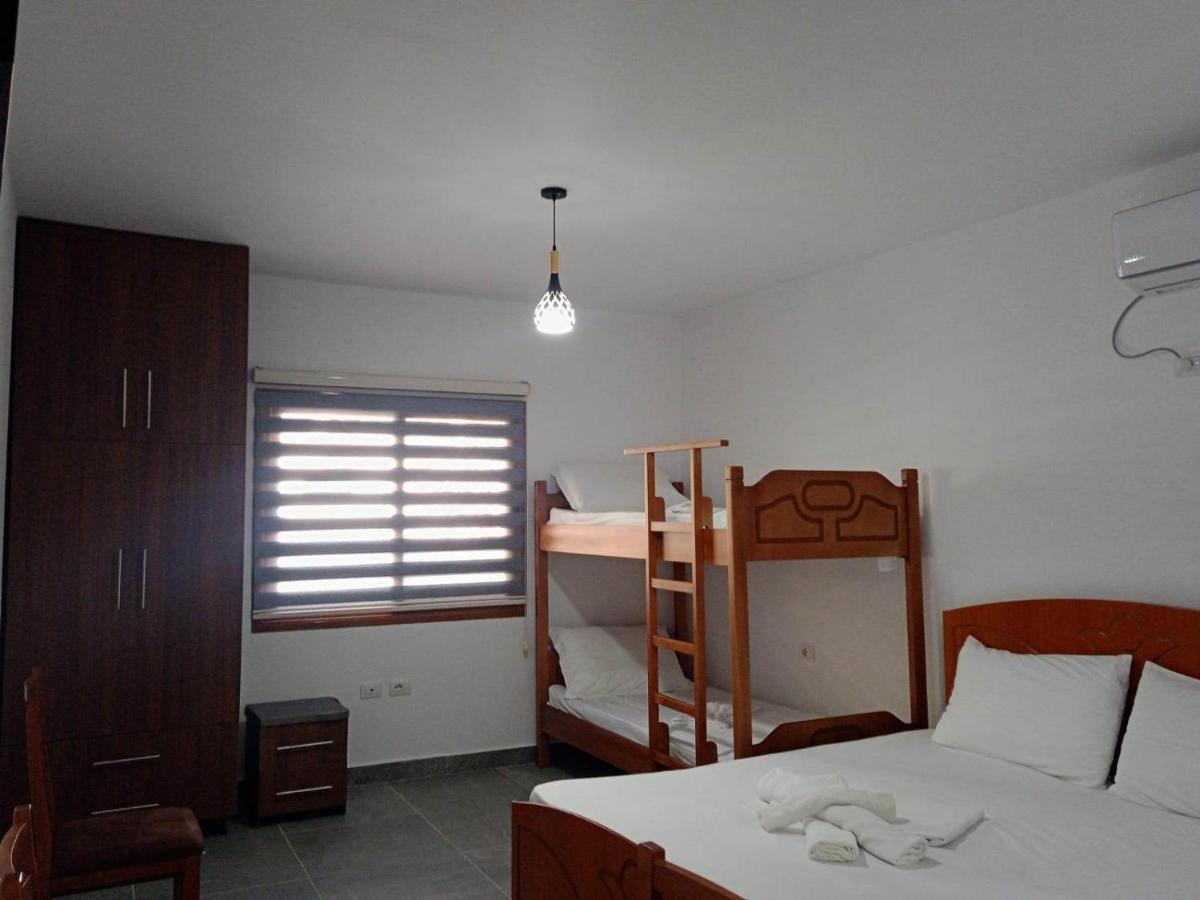Villa Besnik, Rooms For Rent Vlorë Buitenkant foto